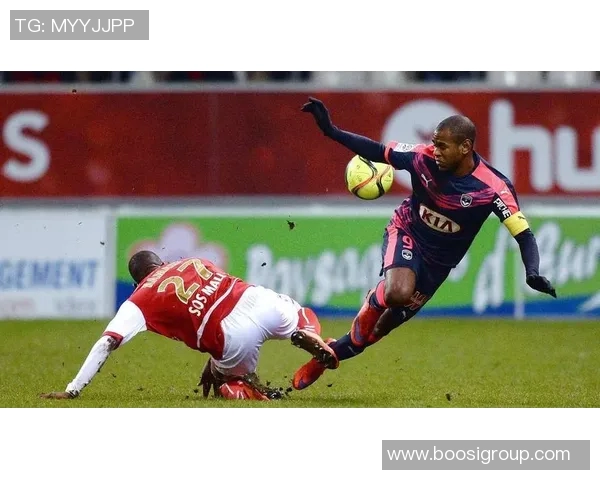 足球场上的激烈碰撞与冲突瞬间集锦 球星间的火爆对抗与激情对决